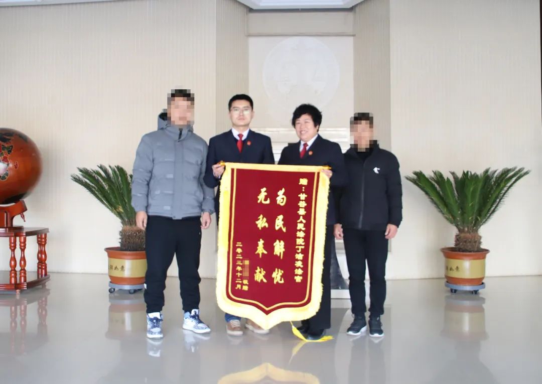 原告拿到赔偿款,被告却给法院送锦旗?这剧情反转,法官都看呆了 原告拿到赔偿款,被告却给法院送锦旗?这剧情反转,法官都看呆了