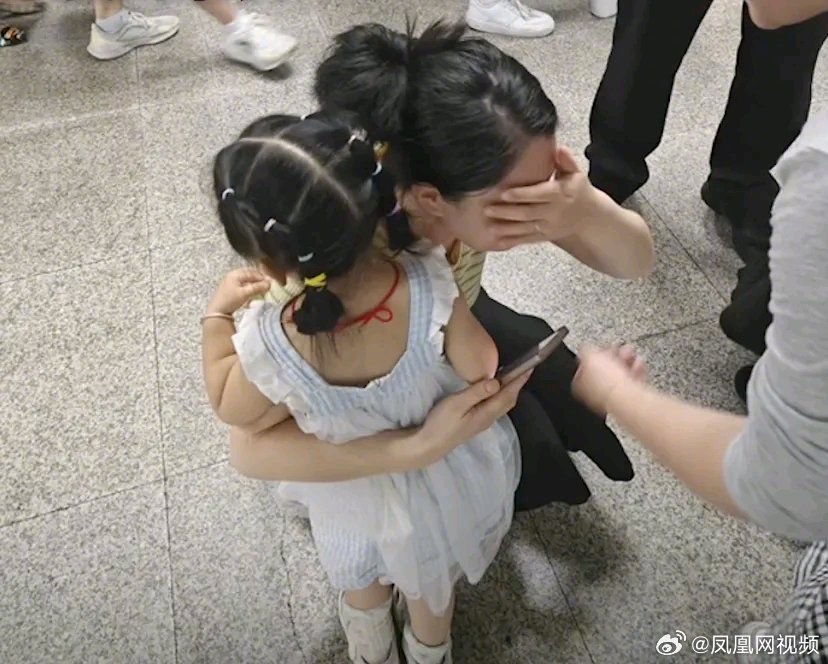 试管女儿撞脸陌生女孩寻人视频下架，一场基因巧合背后的故事，让人又暖又揪心